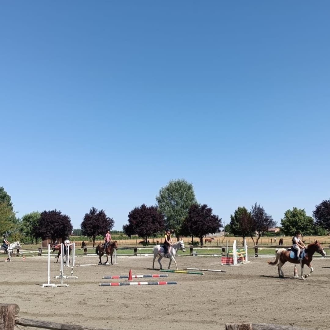 Bambini a cavallo nel campo del Circolo Ippico Tara a Castello d'Argile